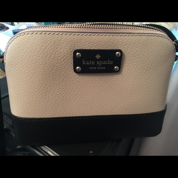 Small Kate Spade ♠️ crossbody purse - Picture 2 of 5